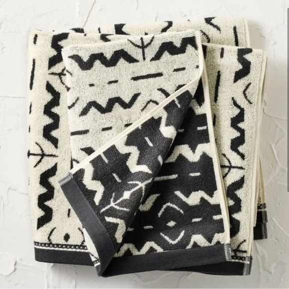 Opalhouse Black and White Bath & hand towel 2 piece set. New - Picture 1 of 3